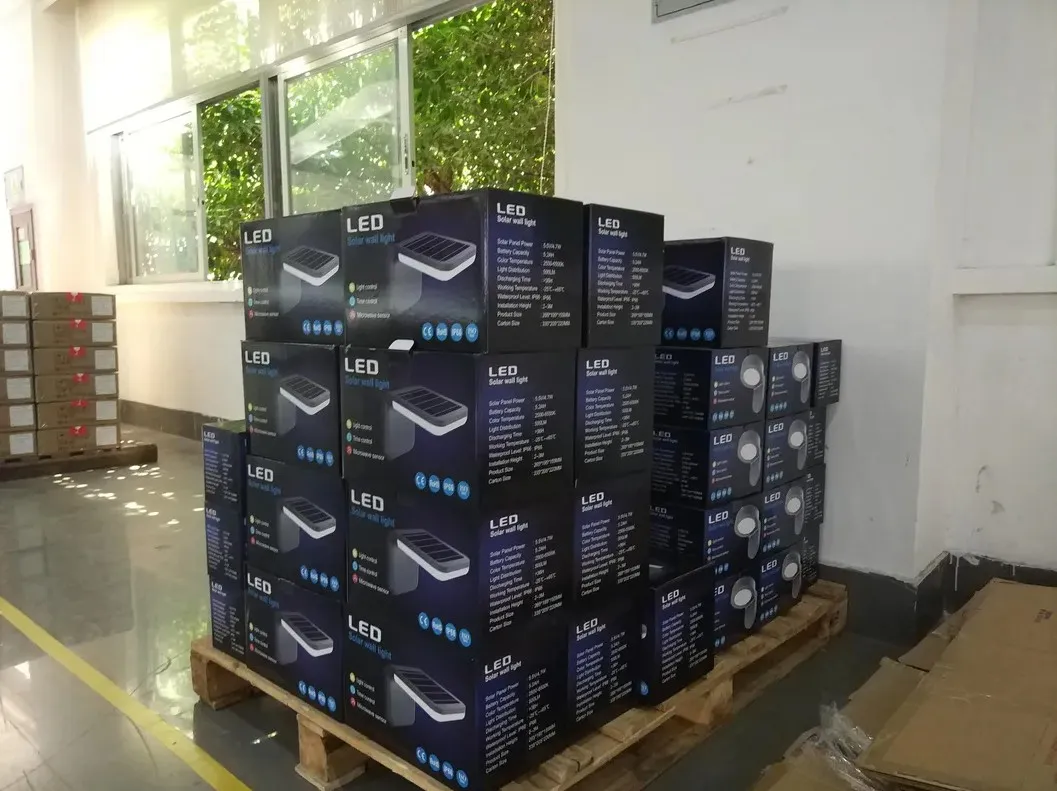 LED Güneş Enerjili Duvar Lambası Modern Yeni Akıllı Basit Lityum Pil Monokristal Siyah Güneş Enerjisi IP66 Su Geçirmez Döküm 5